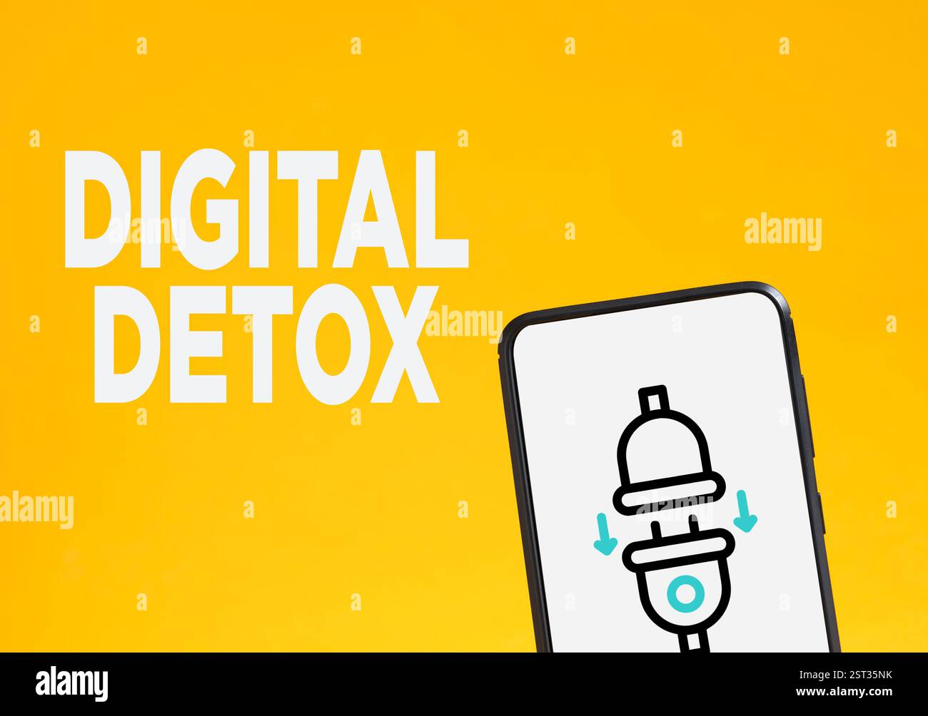 Digitales Detox-Konzept. Das Smartphone zeigt das Symbol für das ausgesteckte Ladegerät auf gelbem Hintergrund mit einer digitalen Detox an Stockfoto