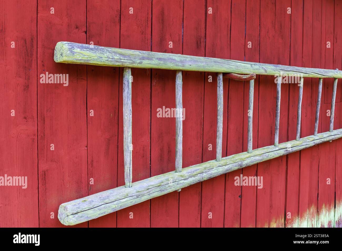 Alte verwitterte Holzleiter in einer Scheune Stockfoto