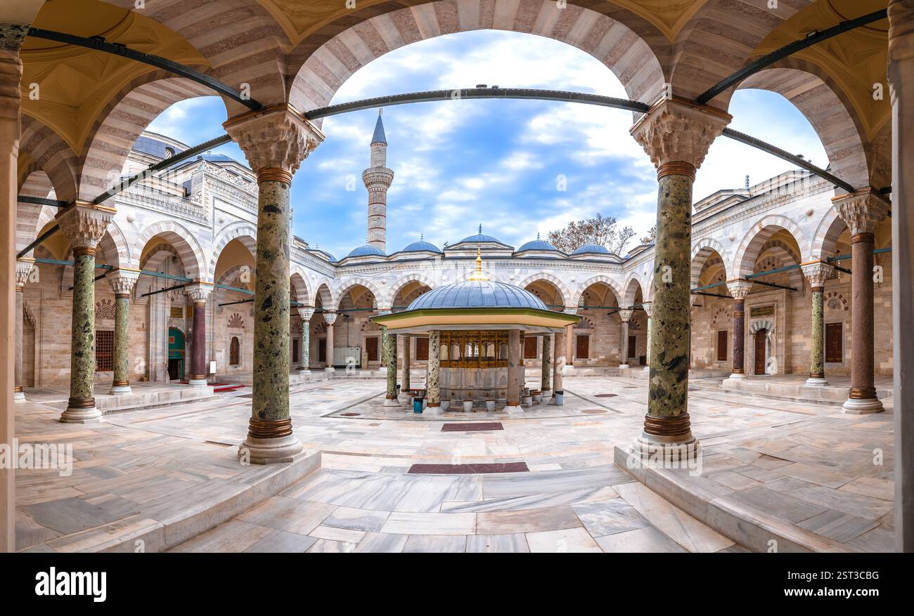 Die Bayezid-II-Moschee im Innenhof von Istanbul und Blick auf den Shadirvan Stockfoto