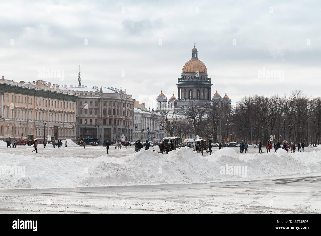 St. Petersburg, Russland - 3. März 2019: Die Menschen gehen an einem verschneiten Wintertag auf dem Palastplatz, die Isaakkathedrale steht im Hintergrund Stockfoto