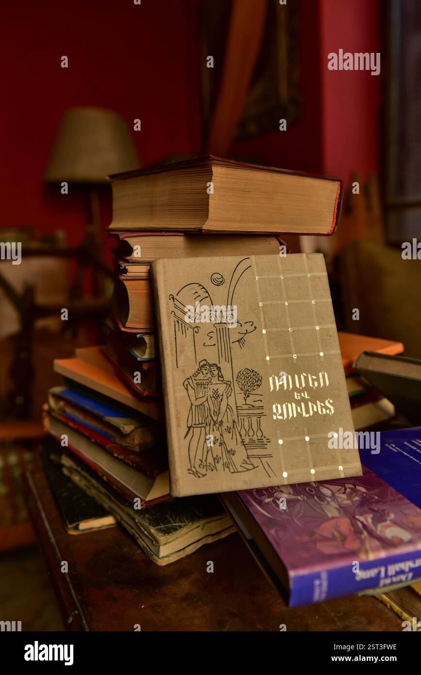 Bücher in der Lobby des Baron Hotel in Aleppo, Syrien Stockfoto