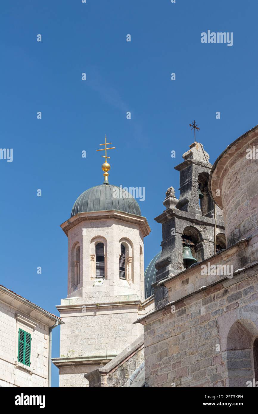 Eine traditionelle Kirche mit Mauerwerk und Glockentürmen vor einem leuchtend klaren blauen Himmel. Die architektonischen Details und das harmonische Design spiegeln seine wider Stockfoto