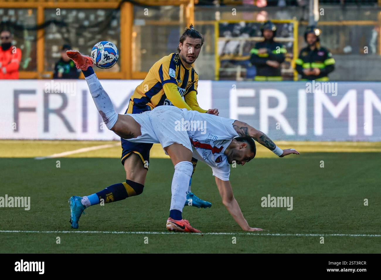 Castellammare di Stabia, Italien. Februar 2025. Romeo Menti Stadion: Gabriele Artistico (9 Cosenza) in Aktion während des Fußballspiels der Serie BKT zwischen Juve Stabia und Cosenza im Romeo Menti Stadion, Castellammare di Stabia, Italien. Francesco Farina/SPP (FRANCESCO FARINA/SPP) Credit: SPP Sport Press Photo. /Alamy Live News Stockfoto