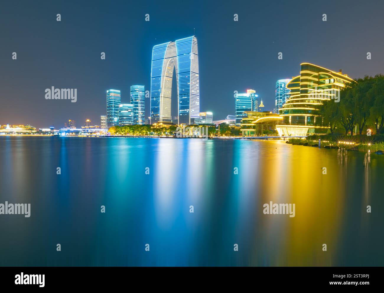 Städtische Nachtszene im Suzhou Industrial Park, Provinz Jiangsu, China Stockfoto