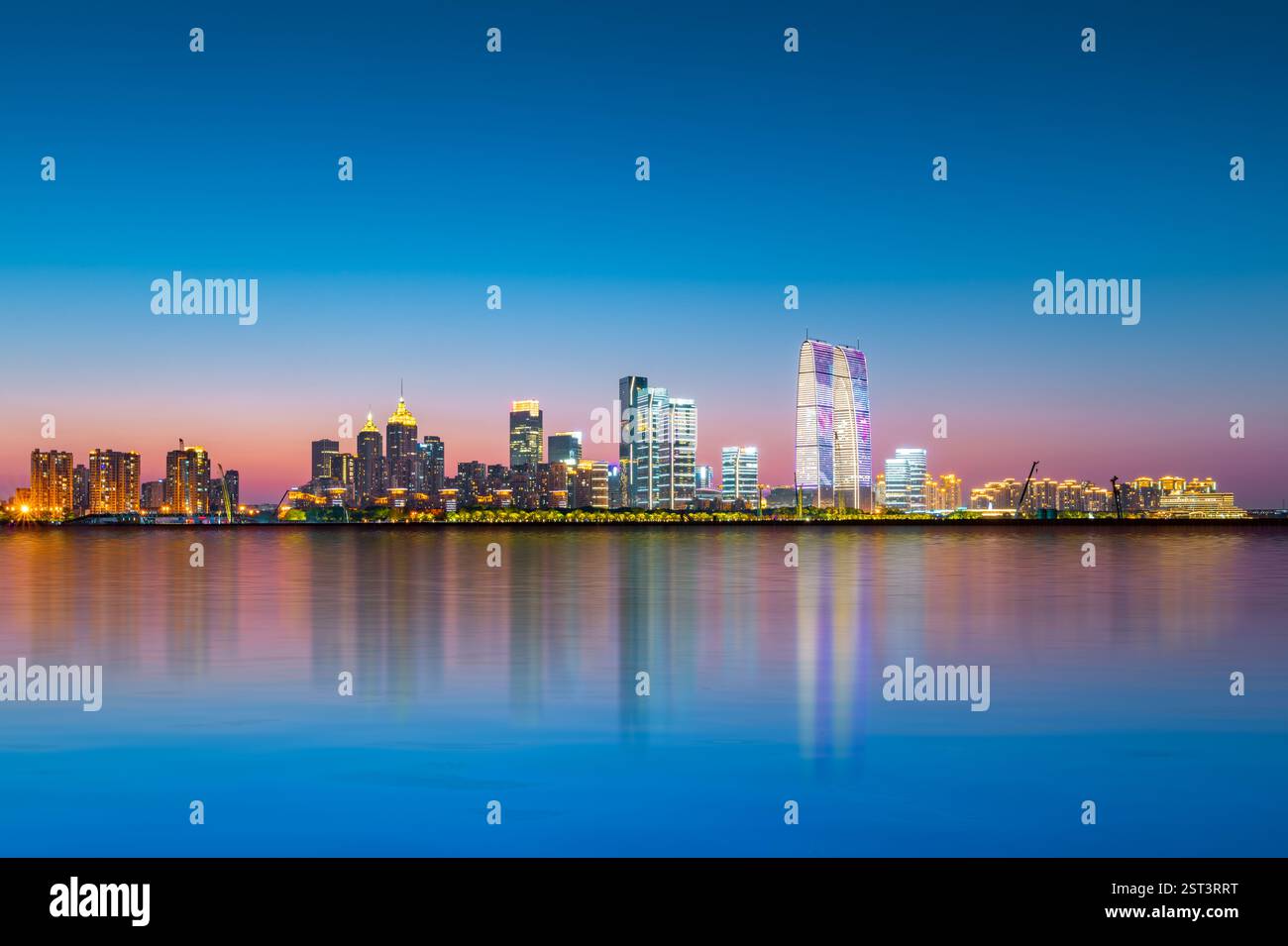 Städtische Nachtszene im Suzhou Industrial Park, Provinz Jiangsu, China Stockfoto