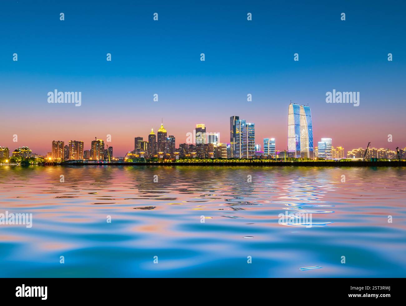 Städtische Nachtszene im Suzhou Industrial Park, Provinz Jiangsu, China Stockfoto