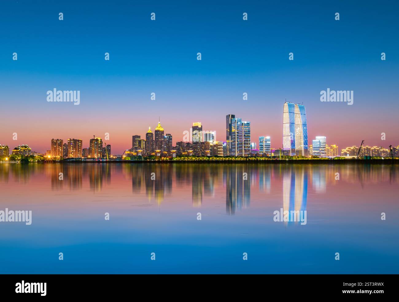 Städtische Nachtszene im Suzhou Industrial Park, Provinz Jiangsu, China Stockfoto