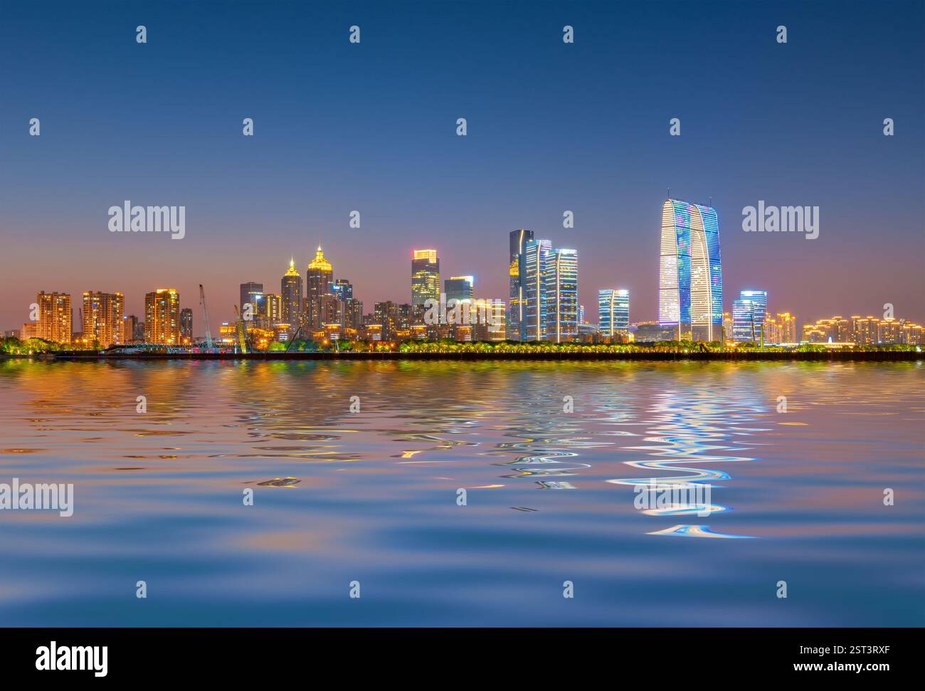 Städtische Nachtszene im Suzhou Industrial Park, Provinz Jiangsu, China Stockfoto