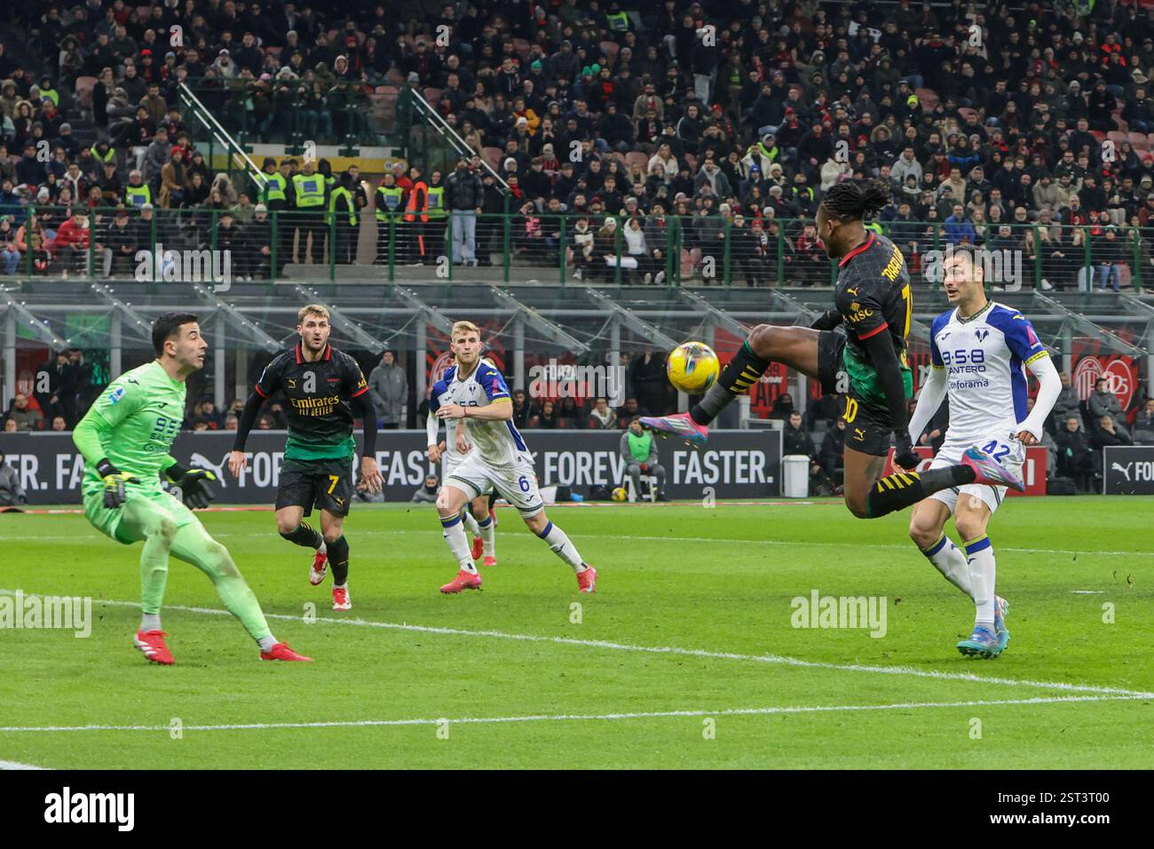Rafael Leao von Mailand, dem AC Mailand, unterstützt das Fußballspiel der Serie A Enilive 2024/2025 zwischen Mailand und Verona i im Giuseppe Meazza-Stadion in Stockfoto