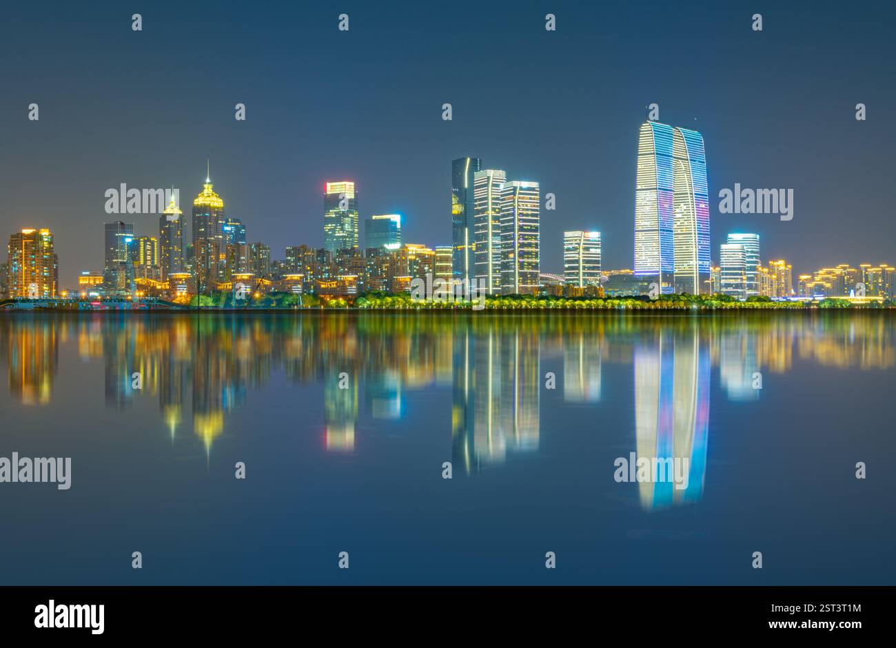 Städtische Nachtszene im Suzhou Industrial Park, Provinz Jiangsu, China Stockfoto