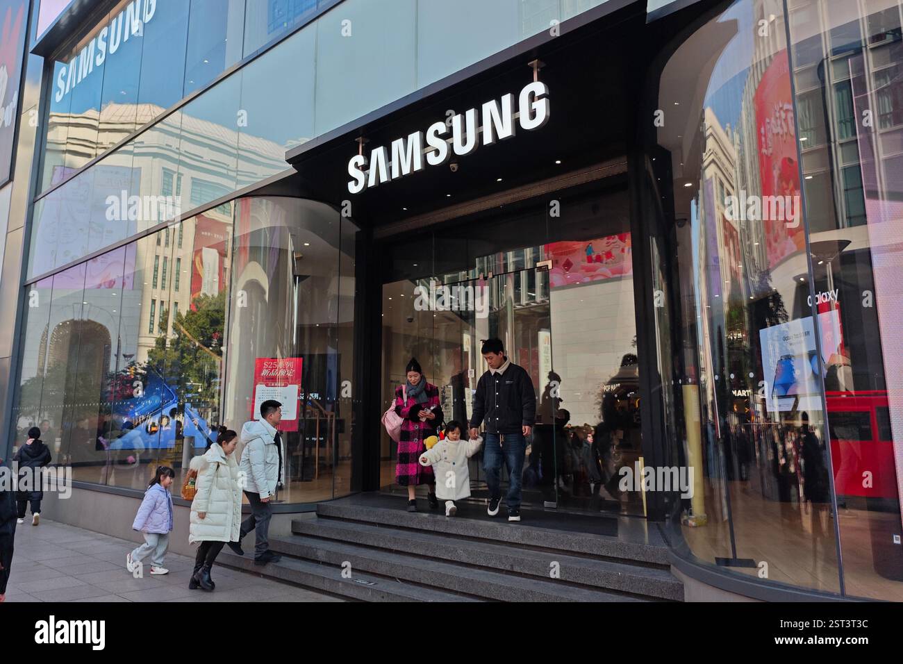 Die Smartphones der Samsung Galaxy S25-Serie werden am 13. Februar 2025 in einem Geschäft in Shanghai, China, verkauft. Stockfoto