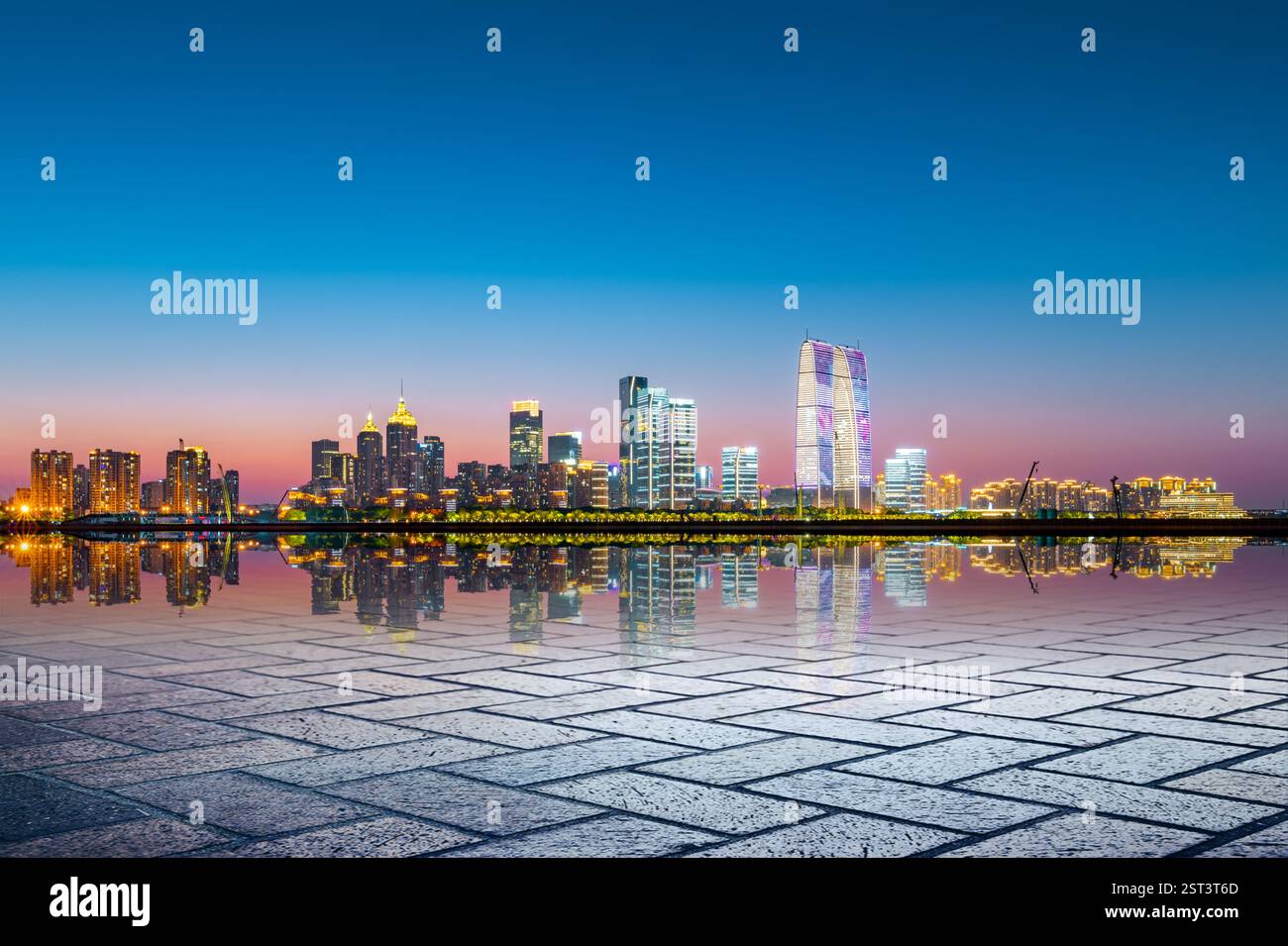 Städtische Nachtszene im Suzhou Industrial Park, Provinz Jiangsu, China Stockfoto