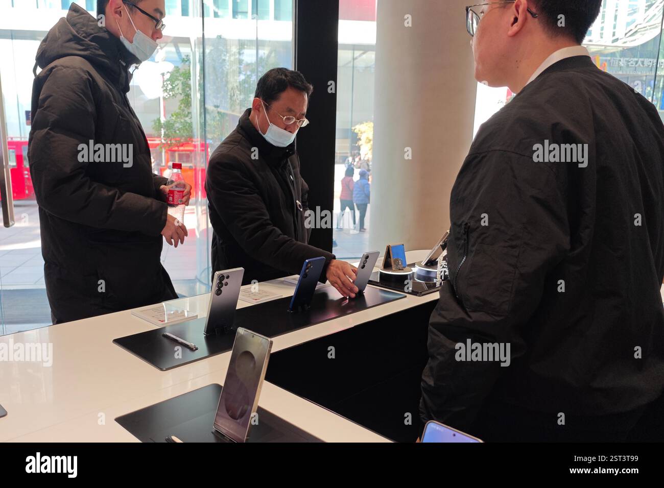 Die Smartphones der Samsung Galaxy S25-Serie werden am 13. Februar 2025 in einem Geschäft in Shanghai, China, verkauft. Stockfoto