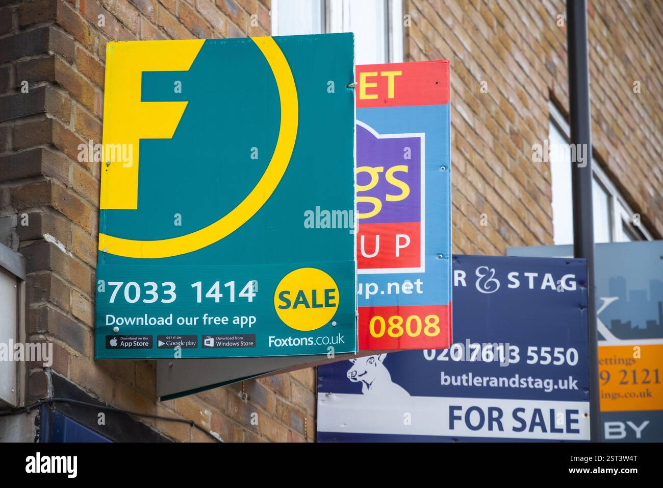 London, Großbritannien - 12. Juli 2024 - viele Schilder für Immobilienmakler in Hoxton ausgestellt Stockfoto