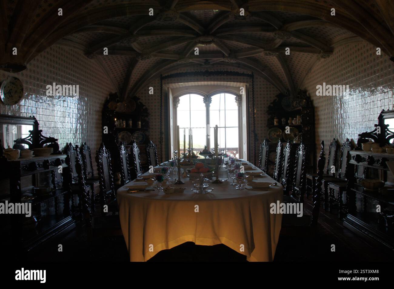 Sintra, Portugal. Opulenter Speisesaal. Großer, langer Tisch für formelles Abendessen. Komplizierte Decken und geflieste Wände. Atmosphäre der Opulenz und Pracht Stockfoto