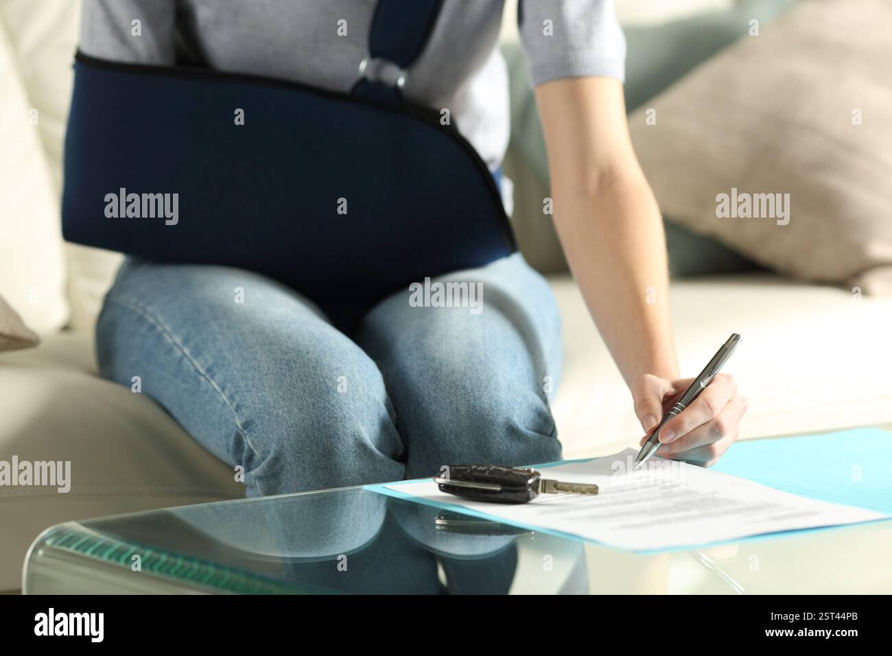 Nahaufnahme einer rekonvaleszierenden Frau, die einen Vertrag nach einem Autounfall unterschrieben hat Stockfoto