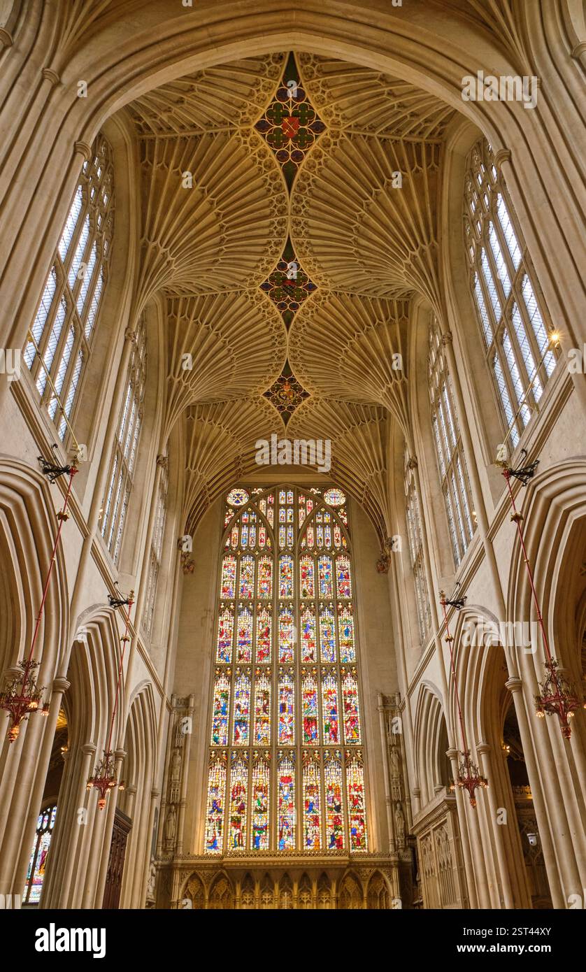 Das Ostfenster und die gewölbte Decke von Bath Abbey, Bath, Somerset Stockfoto