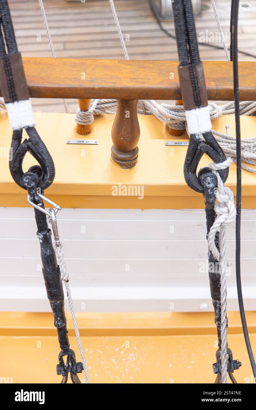 Vintage-Schiffsbau und Holzgeländer auf weißem und gelbem Boot Stockfoto