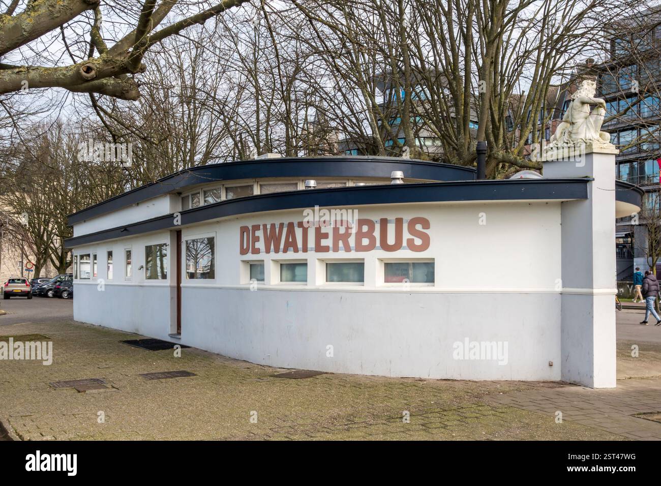De Waterbus, ein Restaurant in Form eines Bootes, am Ufer der Schelde in der Nähe von Het Steen im Zentrum von Antwerpen Stockfoto De Waterbus, ein Restaurant in Form eines Bootes, am Ufer der Schelde in der Nähe von Het Steen im Zentrum von Antwerpen Stockfoto