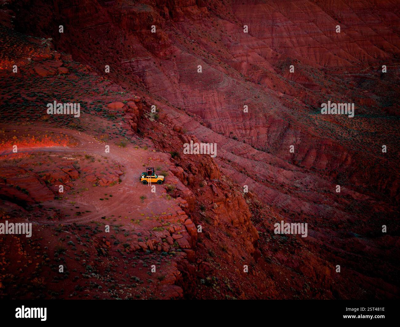 Cliffside Overland Camping auf einem Remote Desert Trail Stockfoto