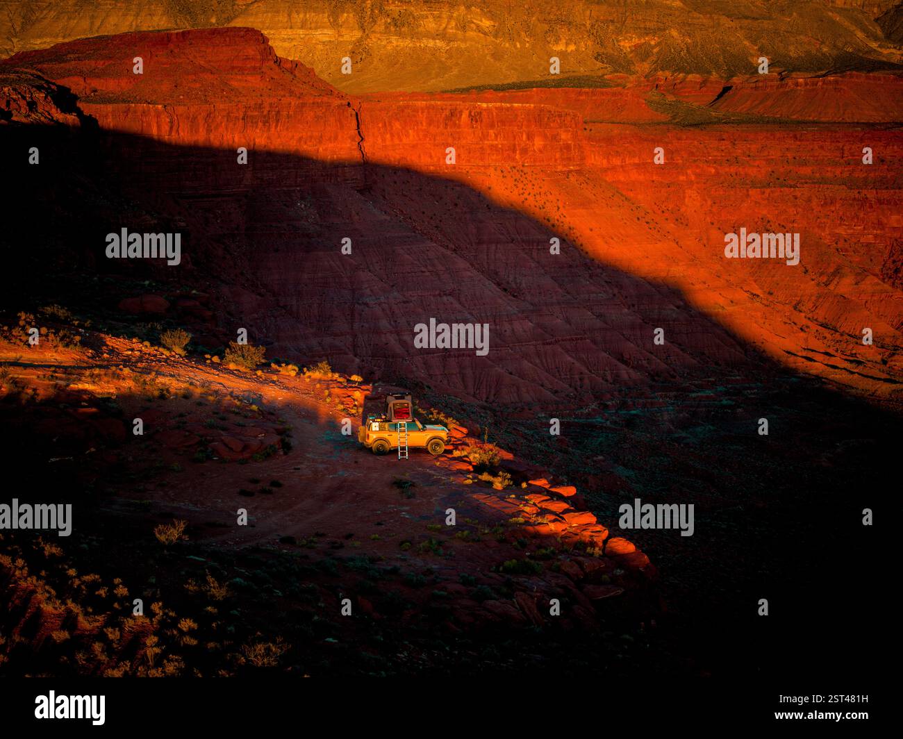 Cliffside Overland Camping auf einem Remote Desert Trail Stockfoto