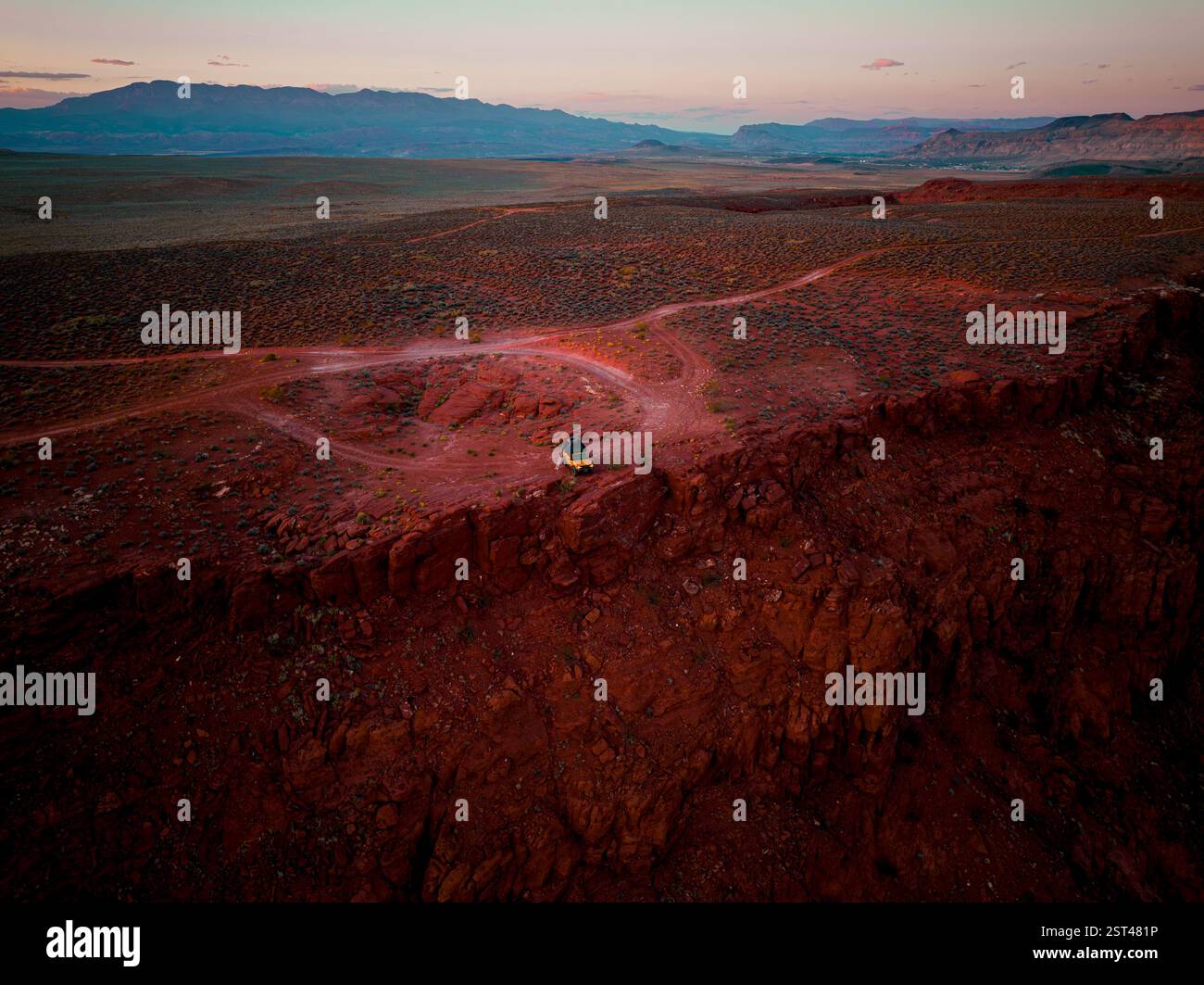 Cliffside Overland Camping auf einem Remote Desert Trail Stockfoto