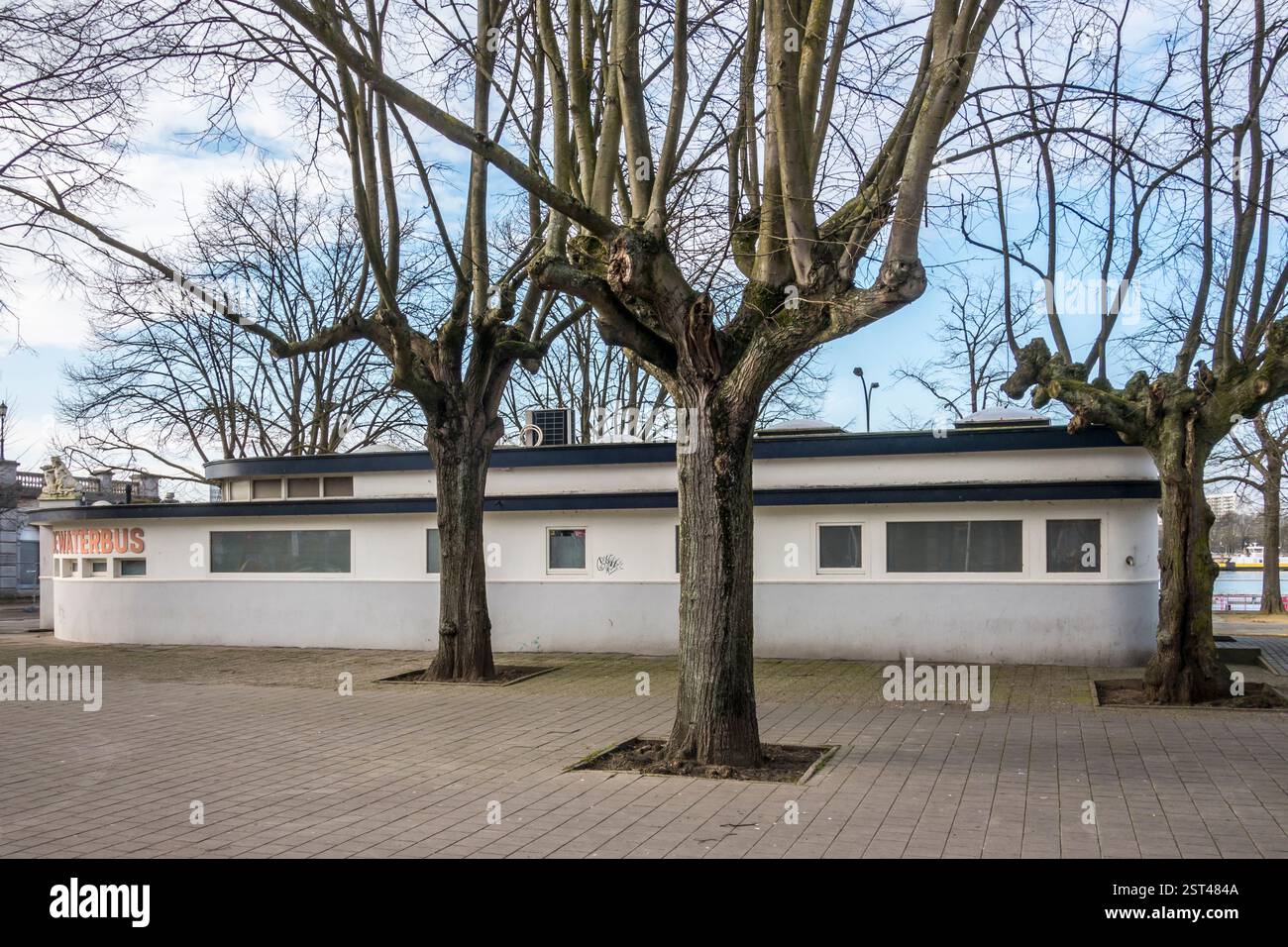 De Waterbus, ein Restaurant in Form eines Bootes, am Ufer der Schelde in der Nähe von Het Steen im Zentrum von Antwerpen Stockfoto De Waterbus, ein Restaurant in Form eines Bootes, am Ufer der Schelde in der Nähe von Het Steen im Zentrum von Antwerpen Stockfoto