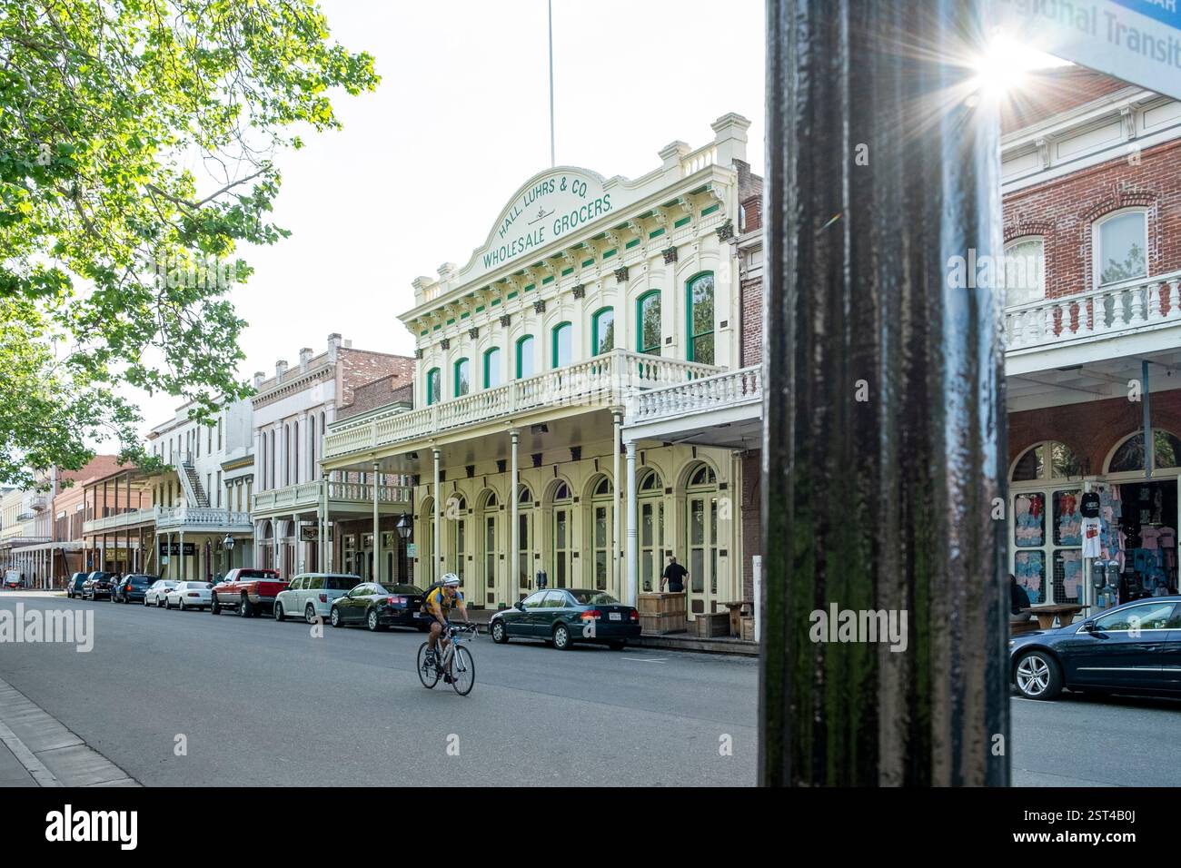 Fahrradfahrer auf der Straße in Old Waterfront Sacramento, CA Stockfoto