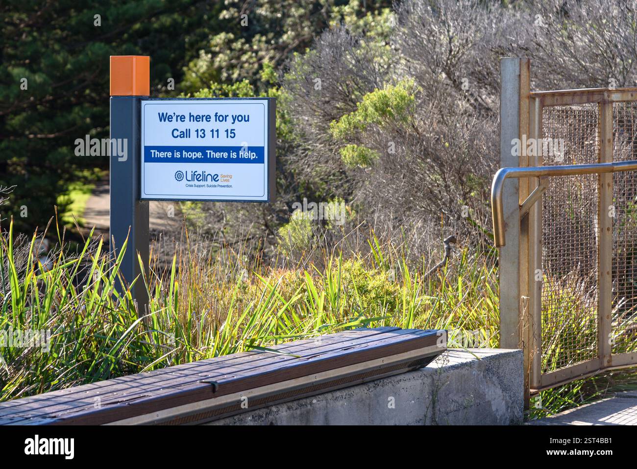 Ein Zeichen für die Hotline zur Suizidprävention von Lifeline in The Gap in Watson's Bay, Sydney, Australien Stockfoto