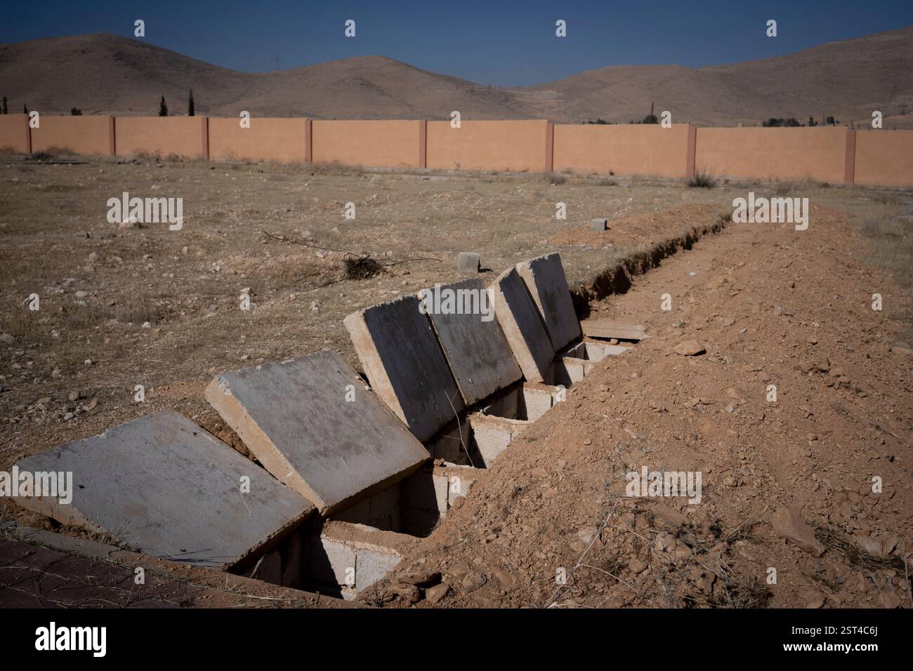 Geöffnete Gräber am Massengrab in Adra, Syrien Stockfoto