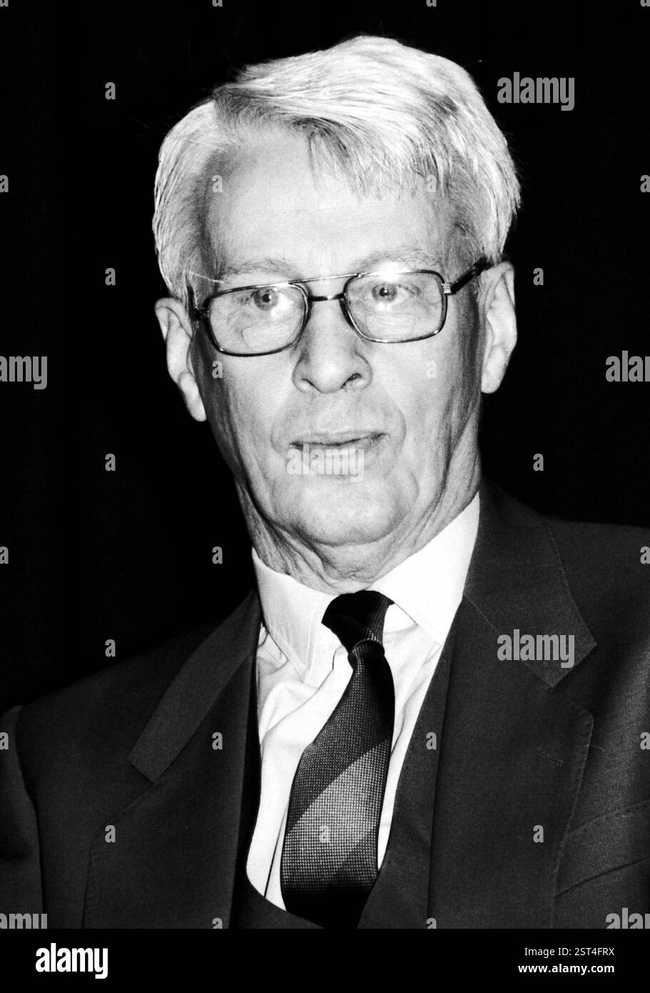 Bonn - 02. Dezember 1985: Stephan Hermlin - *13.04.1915 bis 06.04.1997 - deutscher Schriftsteller und einer der berühmtesten Autoren der DDR bei einer Lesung seiner eigenen Werke in Bonn. [Automatisierte Übersetzung] Stockfoto