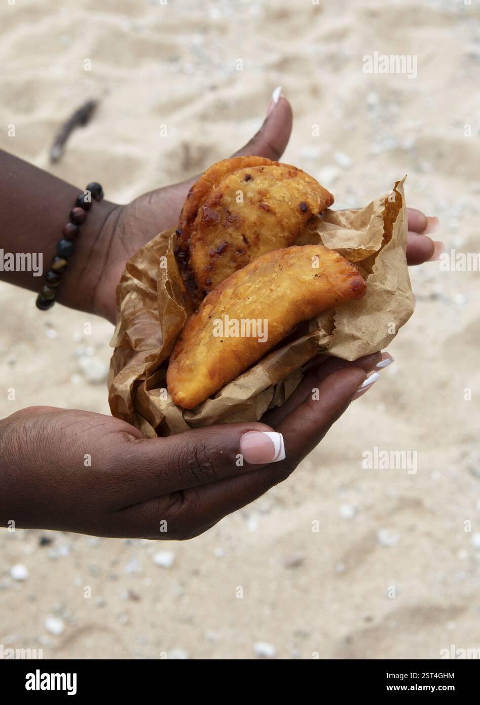 Frauenhände mit Samoussas oder frittierten Knödeln, Mauritius, Afrika Stockfoto