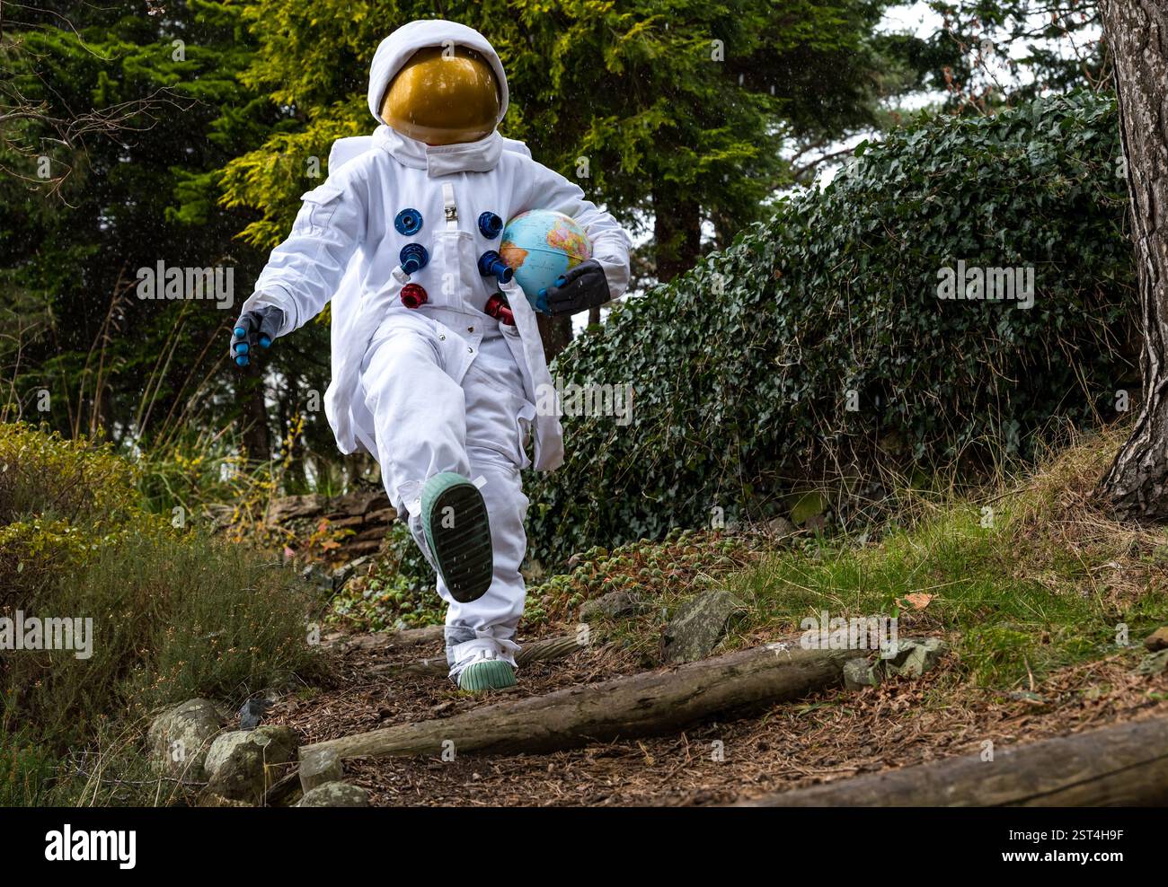 Dr. Neils Garden, Edinburgh, Schottland, Vereinigtes Königreich, 17. Februar 2025. Edinburgh Science Festival: Das Programm für das Festival wird heute gestartet. Das Festival 2025 fordert alle dazu auf, „wie ein Astronaut zu leben“ und die Herausforderungen des Lebens auf einem Planeten mit endlichen Ressourcen durch die Linsen von Science-Fiction und Weltraumforschung zu erkunden. Ein Astronaut, der einen Globus hält, veranschaulicht das Thema. Quelle: Sally Anderson/Alamy Live News Stockfoto