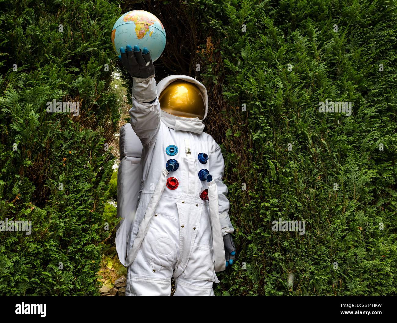 Dr. Neils Garden, Edinburgh, Schottland, Vereinigtes Königreich, 17. Februar 2025. Edinburgh Science Festival: Das Programm für das Festival wird heute gestartet. Das Festival 2025 fordert alle dazu auf, „wie ein Astronaut zu leben“ und die Herausforderungen des Lebens auf einem Planeten mit endlichen Ressourcen durch die Linsen von Science-Fiction und Weltraumforschung zu erkunden. Ein Astronaut, der einen Globus hält, veranschaulicht das Thema. Quelle: Sally Anderson/Alamy Live News Stockfoto