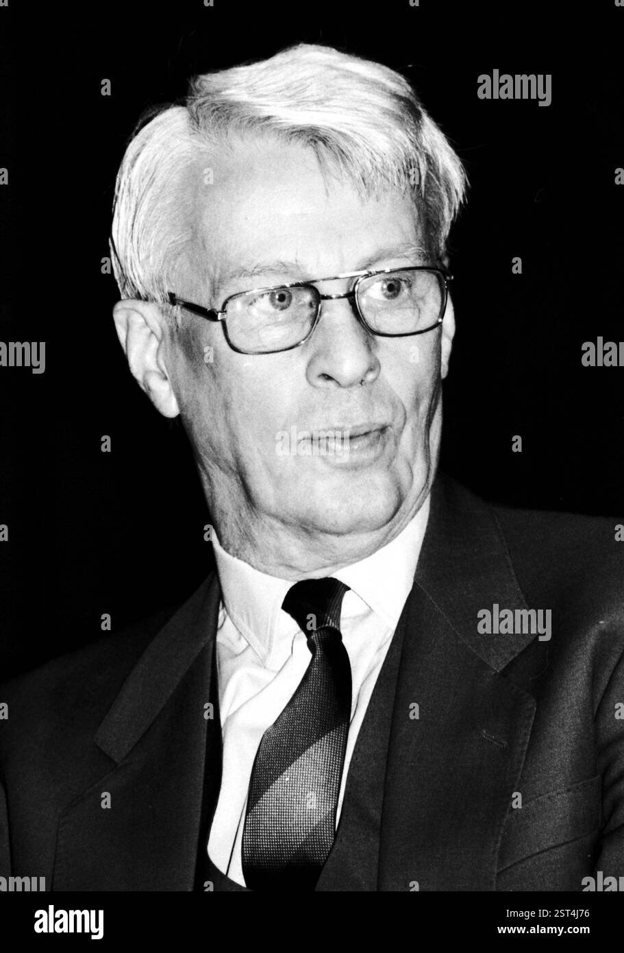 Bonn - 02. Dezember 1985: Stephan Hermlin - *13.04.1915 bis 06.04.1997 - deutscher Schriftsteller und einer der berühmtesten Autoren der DDR bei einer Lesung seiner eigenen Werke in Bonn. [Automatisierte Übersetzung] Stockfoto