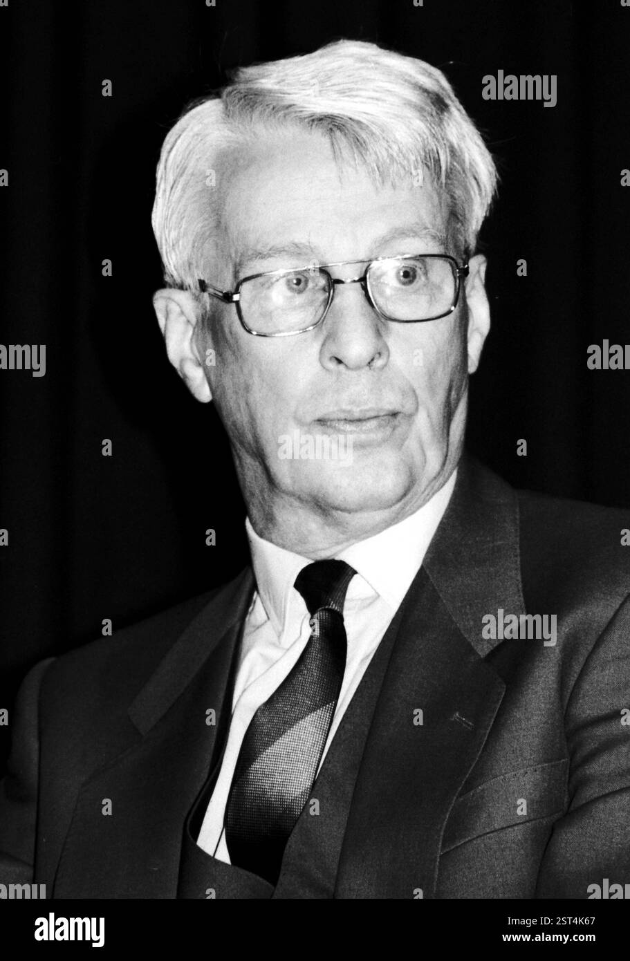 Bonn - 02. Dezember 1985: Stephan Hermlin - *13.04.1915 bis 06.04.1997 - deutscher Schriftsteller und einer der berühmtesten Autoren der DDR bei einer Lesung seiner eigenen Werke in Bonn. [Automatisierte Übersetzung] Stockfoto