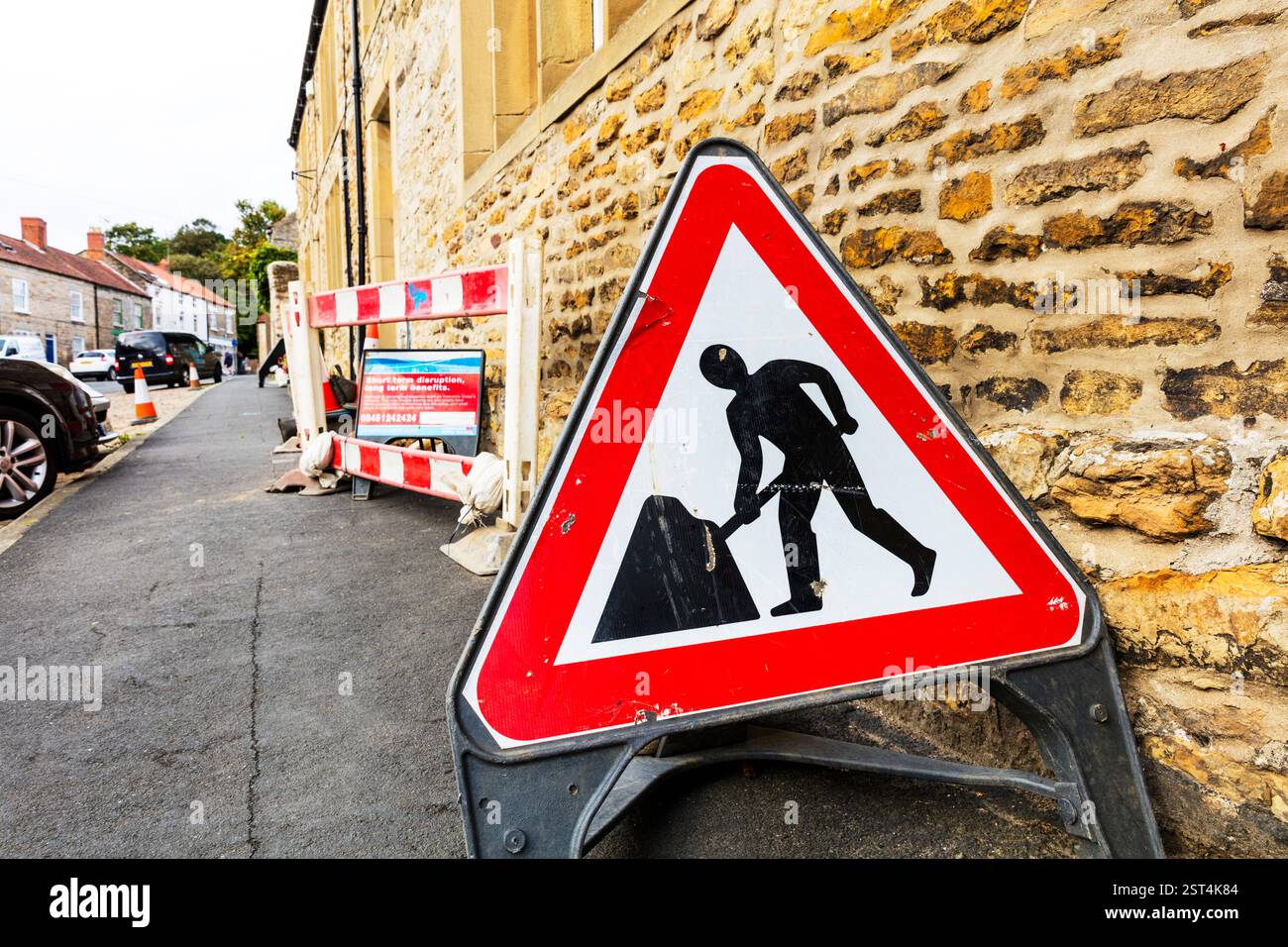 Schild für Männer bei der Arbeit, Verkehrsschild, Verkehrsschilder, Verkehrsschilder für Großbritannien, Verkehrsschilder für Großbritannien, Fahrtest, Verkehrszeichen, Verkehrszeichen, Schilder, Schilder, Beschilderung, Stockfoto