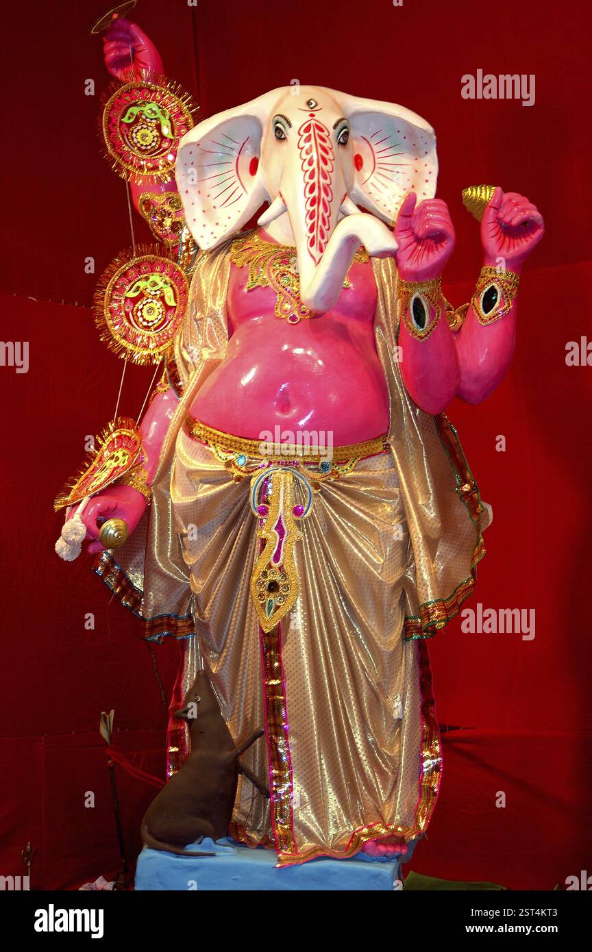 Der indische Gott Ganesh Ganpati Elefant ging während des Durga Festivals in Kalkutta, Indien, Asien Stockfoto