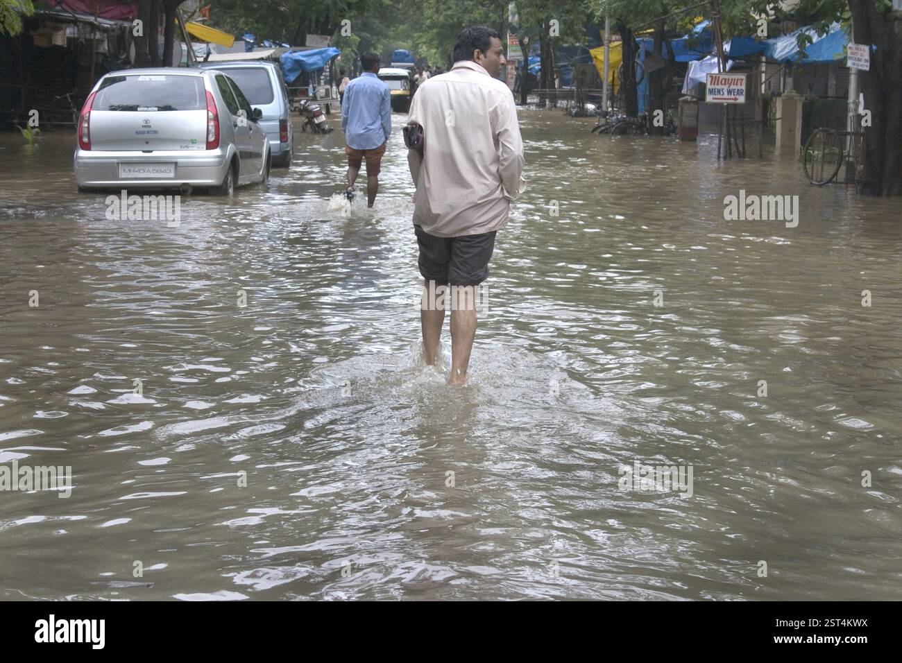 Überschwemmungen durch Starkregen, Monsun, in Mumbai Bombay, Maharashtra, Indien, Bilder, die am 27. Juli 2005 in der Mira Road aufgenommen wurden. Rekord von 944 mm Niederschlag im Cit Stockfoto