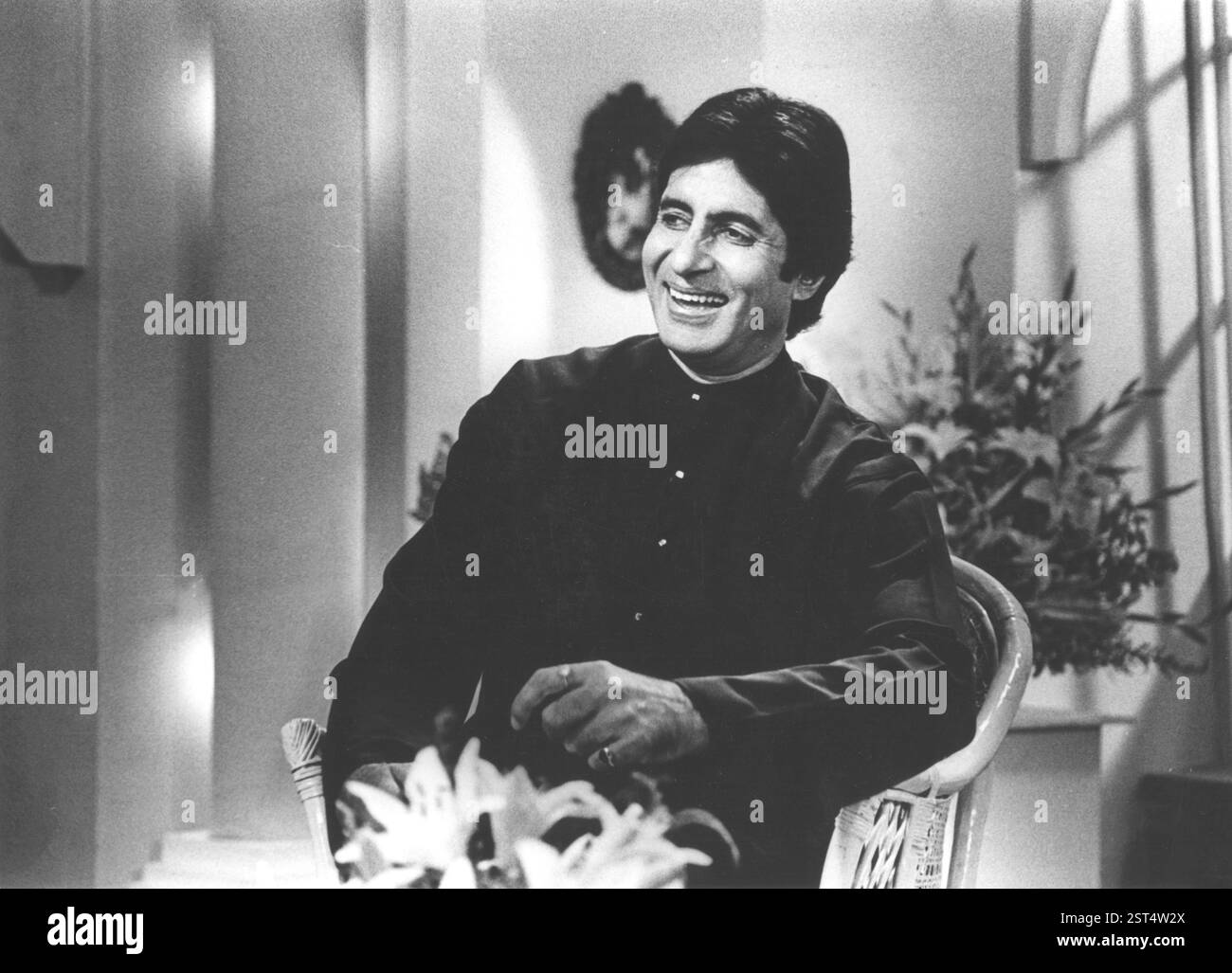 Südasiatischer, indischer Bollywood Film Star Schauspieler Amitabh Bachchan lächelt in einem TV-Interview, Indien KEIN MODEL VERÖFFENTLICHT Stockfoto