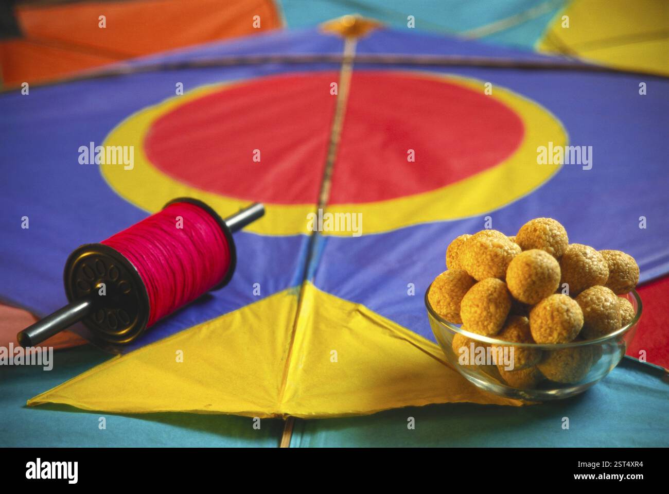 Kite Makara Sankranti Festival, Kites und Til Laddoo Sesamschale, Indian Festival Stockfoto