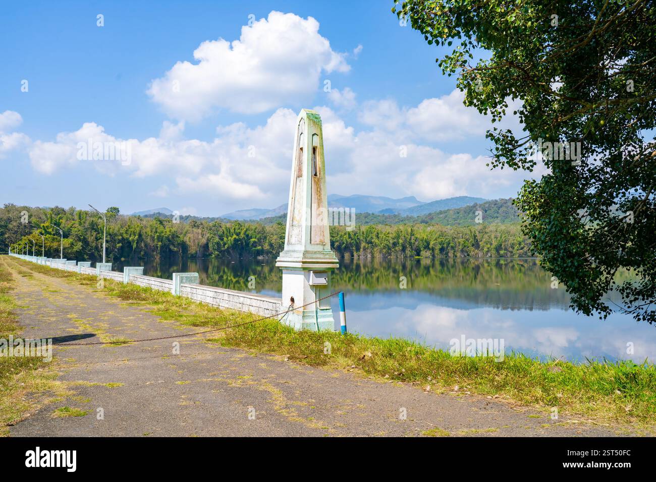 Parambikulam Tiger Reserve, das auch das ehemalige Wildlife Sanctuary umfasst, liegt im Bezirk Palakkad und im Bezirk Thrissur von Kerala. Stockfoto