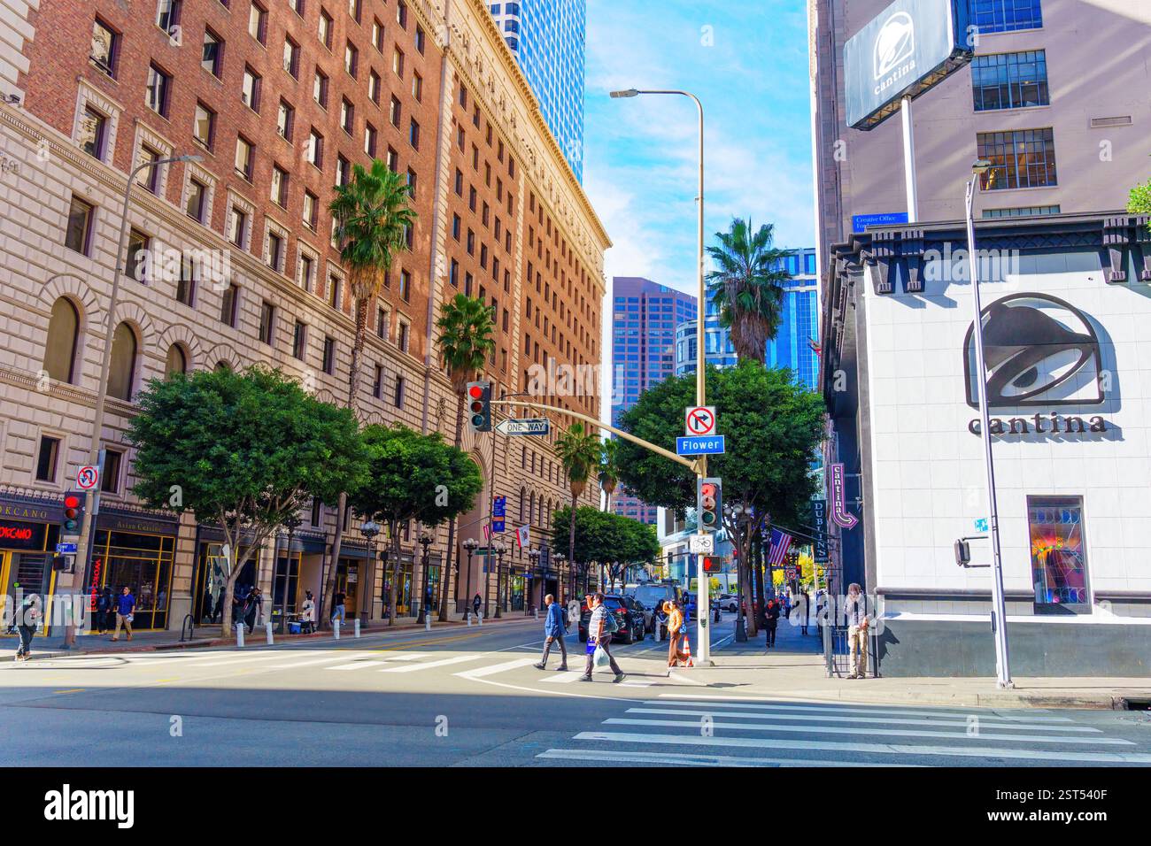 Los Angeles, Kalifornien - 7. Januar 2025: Pulsierender Blick auf eine geschäftige Kreuzung in der Innenstadt von Los Angeles mit Taco Bell Cantina, einem historischen Gebäude Stockfoto