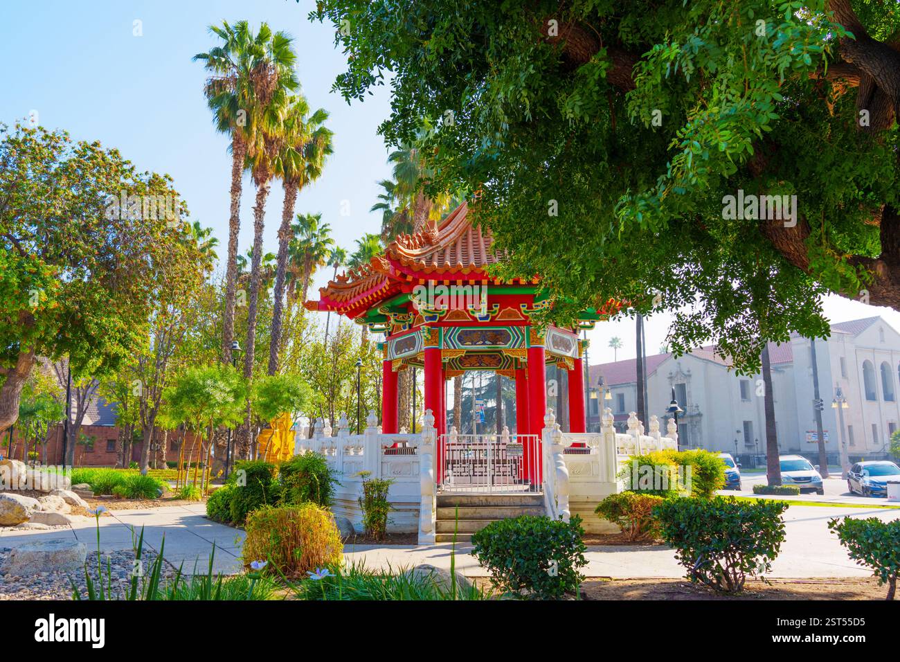Riverside, Kalifornien - 30. Dezember 2024: Chinesischer Pavillon inmitten üppiger Grünflächen, der das historische Erbe chinesischer Einwanderer in Riversid beleuchtet Stockfoto