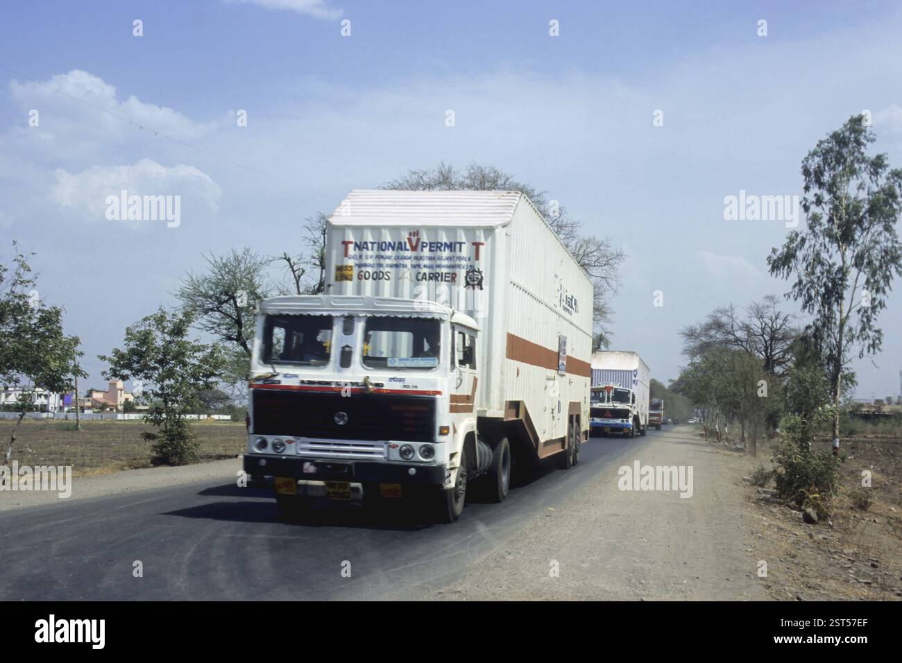 Lkw, riesige Container Lkw auf dem State Highway, Shirdi, Maharashtra, Indien Stockfoto