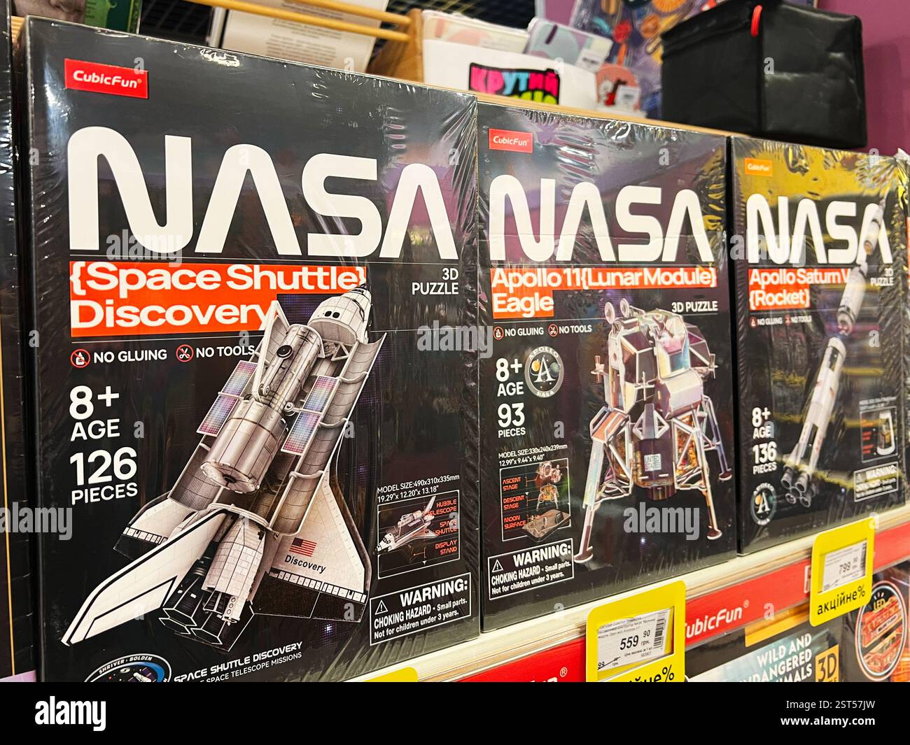 Lemberg, Ukraine - 16. Februar 2025: Drei von der NASA inspirierte 3D-Puzzles auf einem Regal, die Ikonen der Weltraumforschung hervorheben. Stockfoto