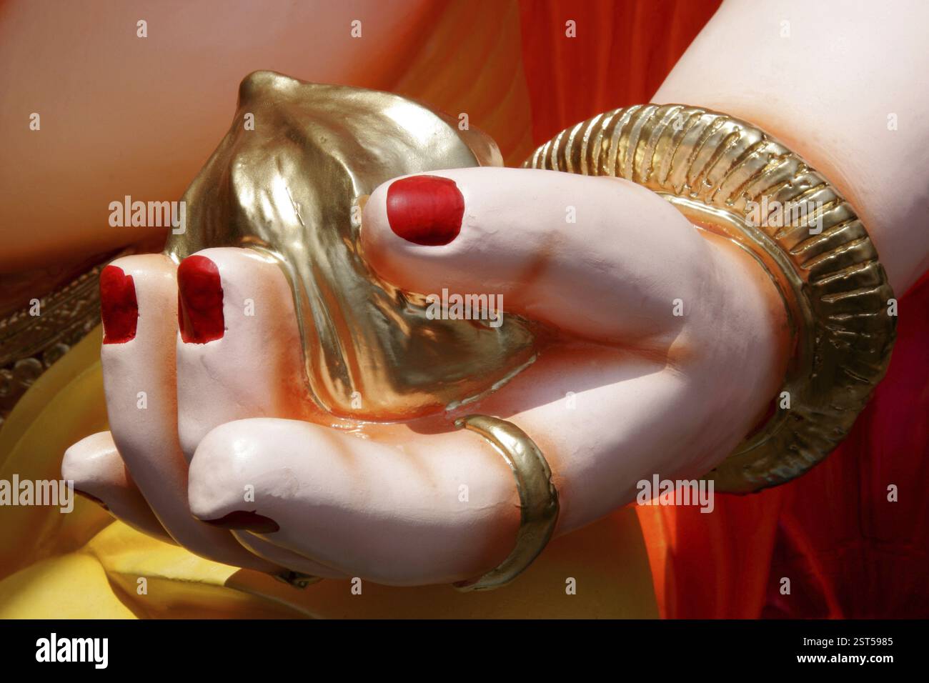 Eine Hand des Götzenbildes von Lord Ganesh, der Elefant, der Gott anführte, mit einer Süßigkeit in der Palme namens Laddoo, Ganesh Ganpati Festival, Pune, Maharashtra, Indi Stockfoto