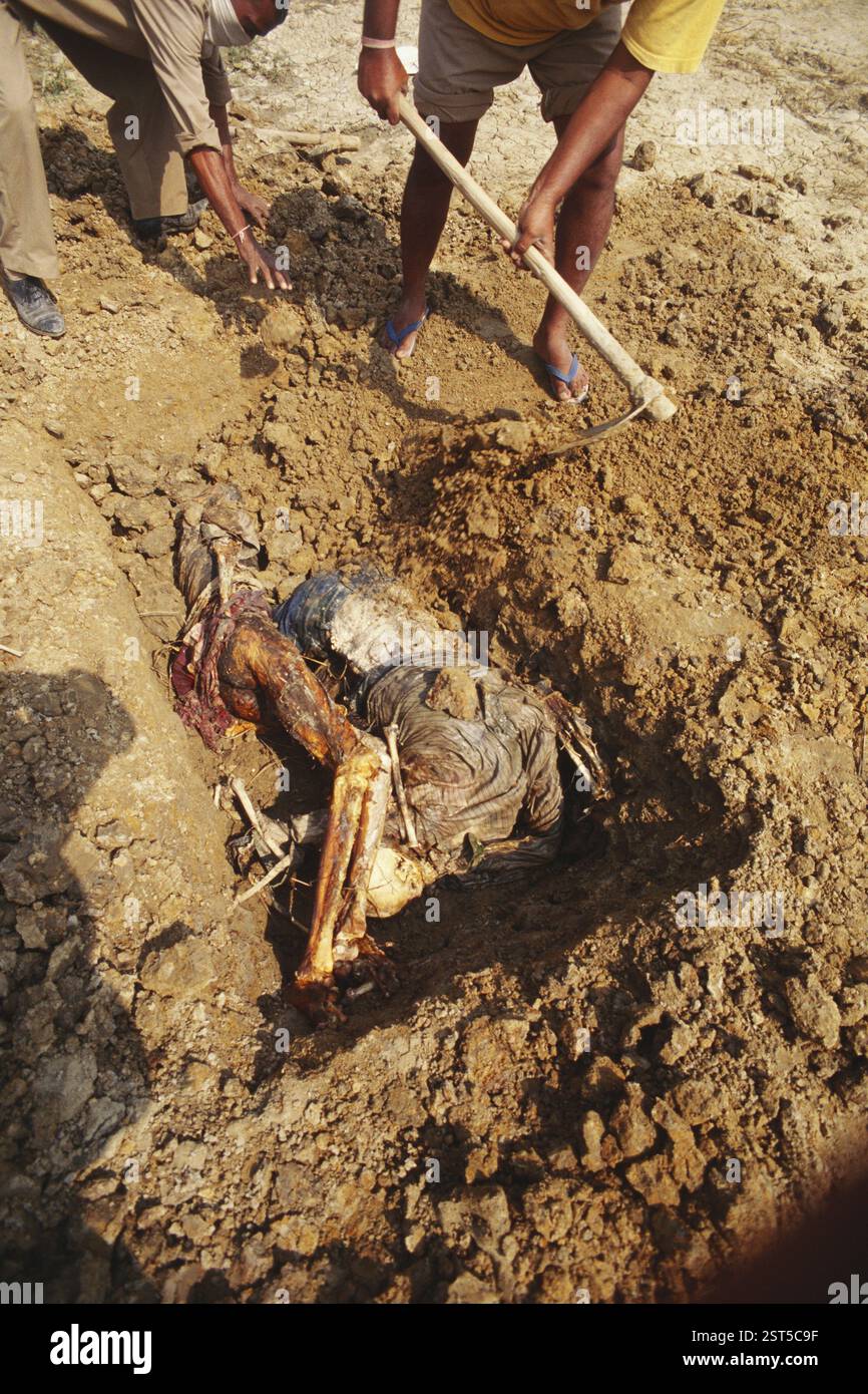 Rettungsmann begraben Leiche, Zyklon in Orissa, Indien November 1999 Stockfoto