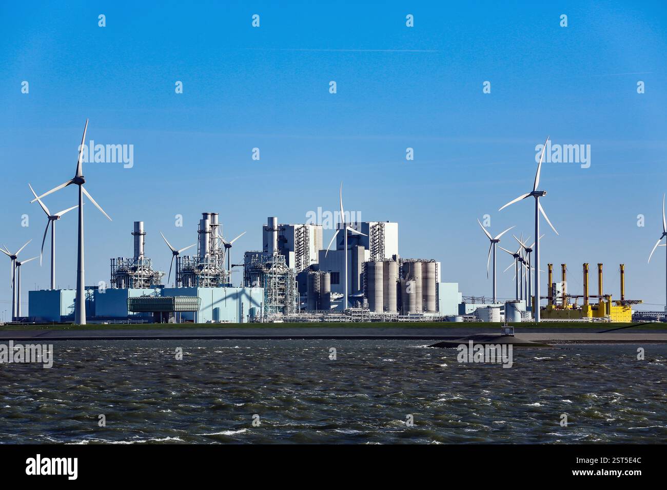 Kraftwerke im Energiehafen Eemshaven Stockfoto