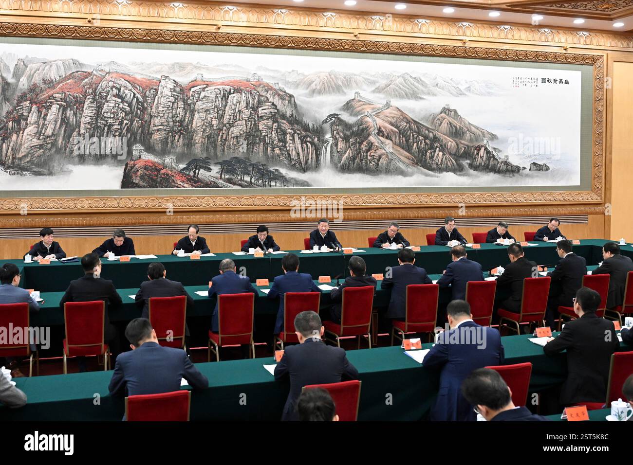 Peking, China. Februar 2025. XI Jinping, Generalsekretär des Zentralkomitees der Kommunistischen Partei Chinas, auch chinesischer Präsident und Vorsitzender der Zentralen Militärkommission, nimmt am 17. Februar 2025 in Peking, der Hauptstadt Chinas, an einem Symposium über private Unternehmen Teil, wo er eine wichtige Rede hält. Quelle: Xie Huanchi/Xinhua/Alamy Live News Stockfoto